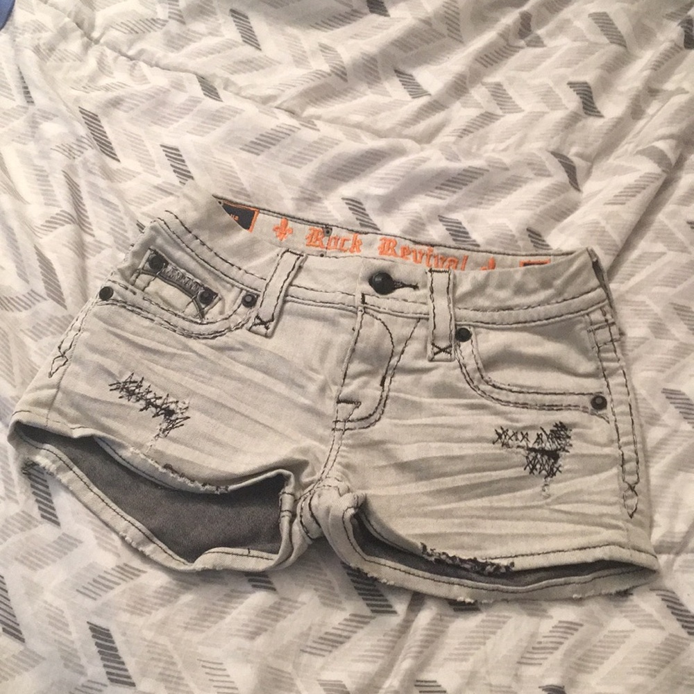 Rock Revival by Buckle women’s distressed light grey shorts